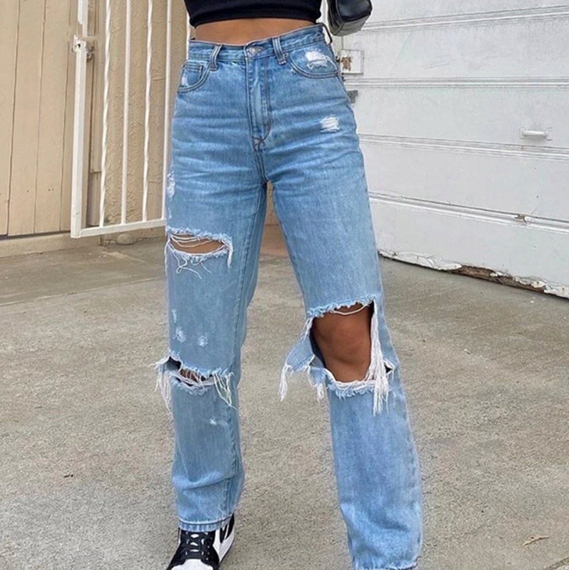 Calça jeans feminina rasgada streetwear com pernas folgadas