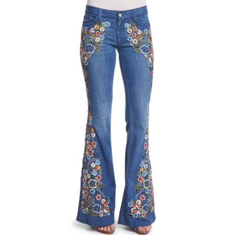 Jeans lindo com calça flare slim fit bordada