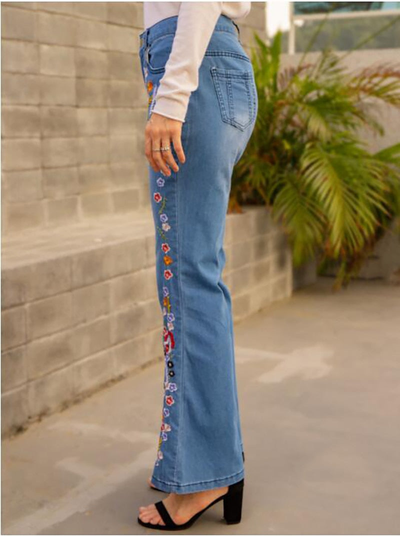 Jeans lindo com calça flare slim fit bordada