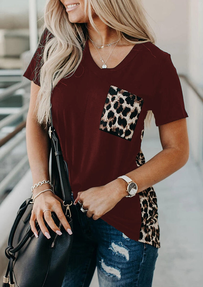 Linda T-shirt com decote em V com Bolso de Leopardo Tee Feminina com Manga Curta