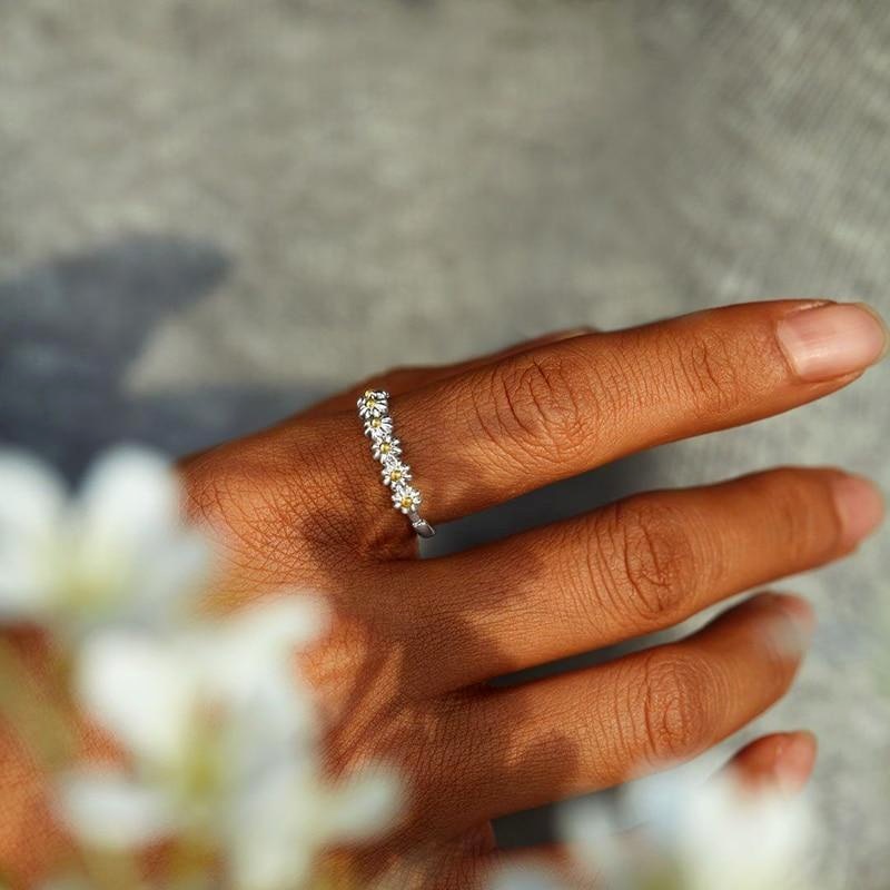 Little Daisy Chain Ring different sizes