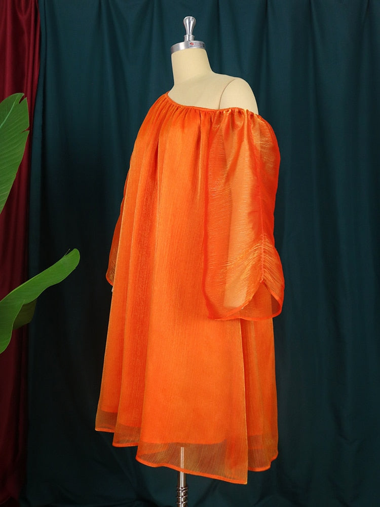 Vestido laranja plus size com mangas curtas e transpassadas