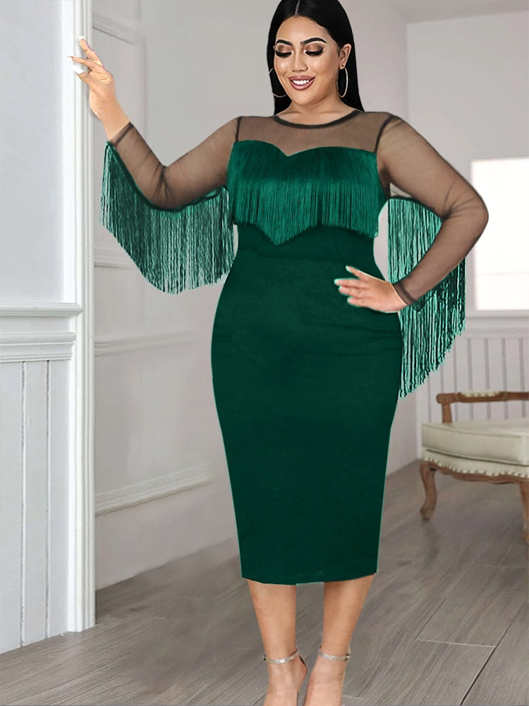 Elegante vestido de franjas plus size com manga longa e borla de malha