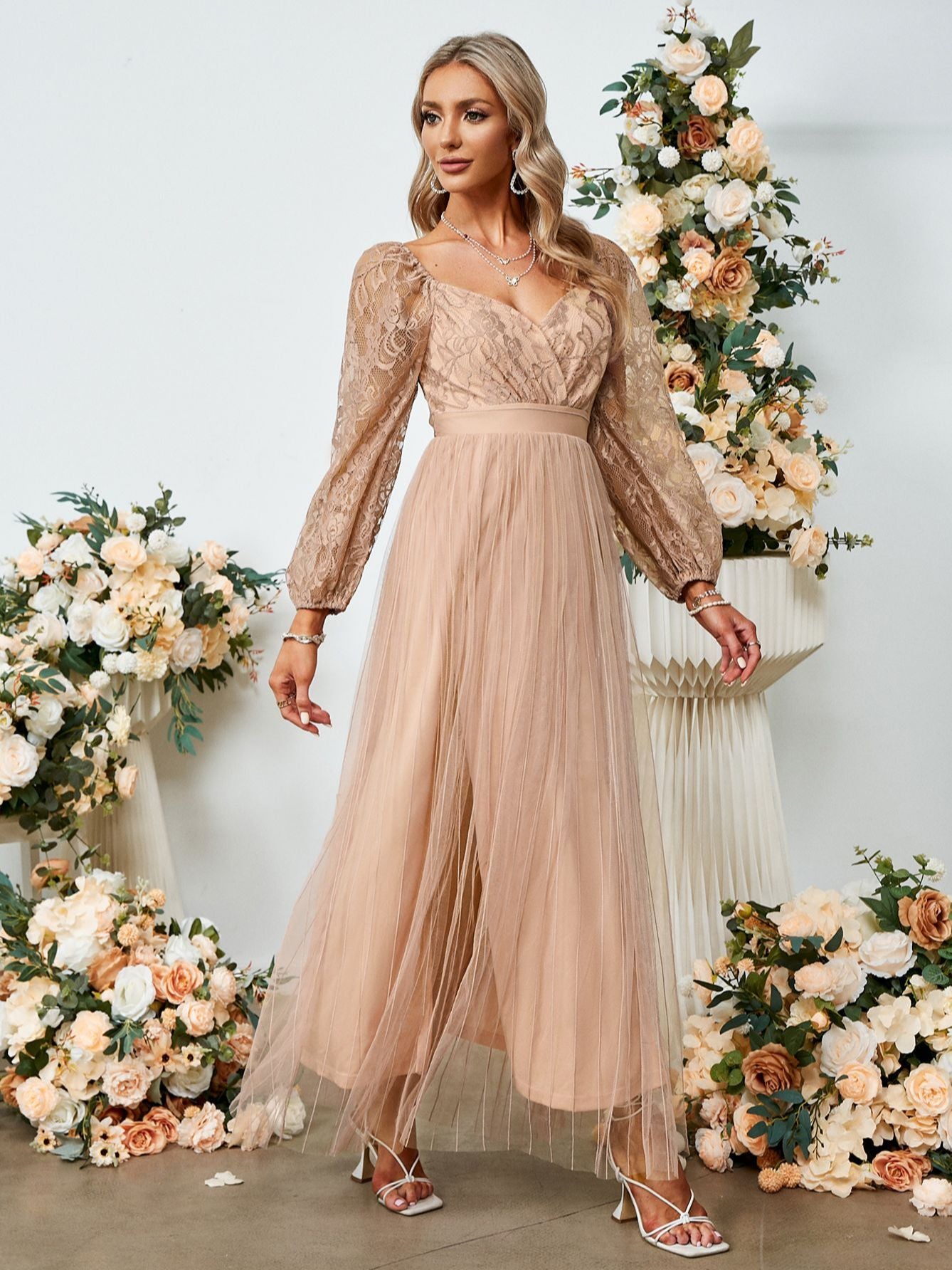 Vestido elegante bordado de renda floral perfeito para casamento