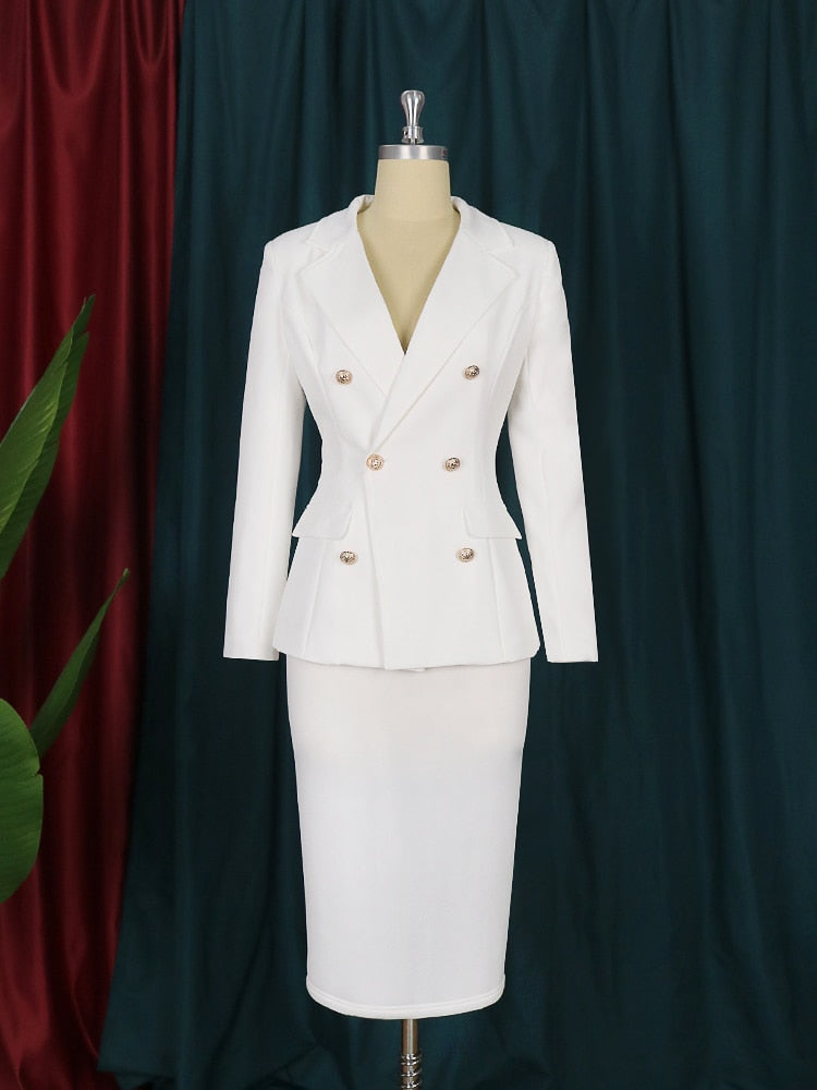 Conjunto plus size em duas peças com blazer branco manga longa e saia cintura alta