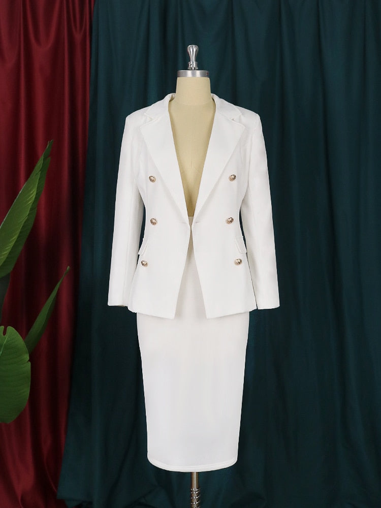 Conjunto plus size em duas peças com blazer branco manga longa e saia cintura alta