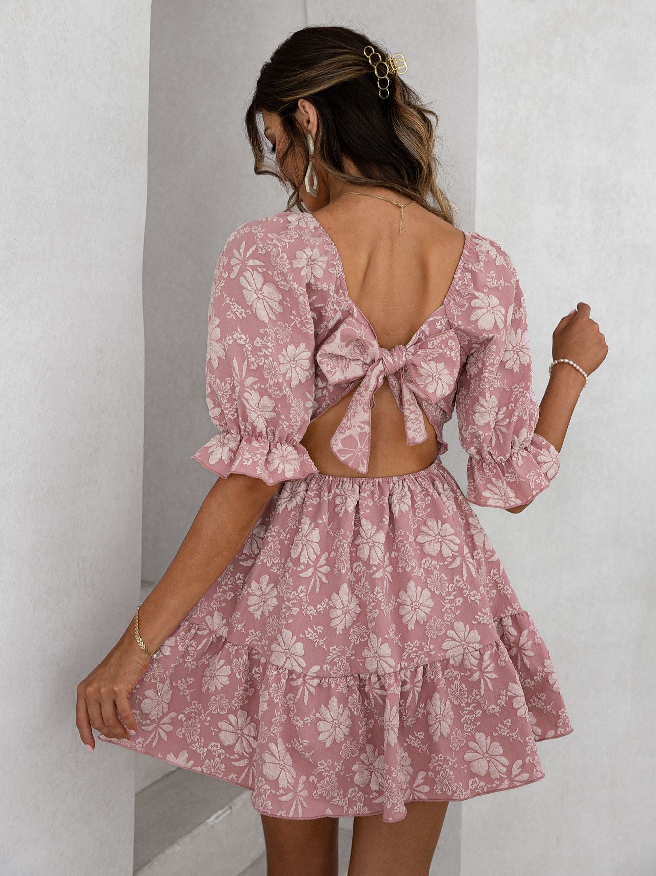 Elegante vestido de renda com babados oco e cintura alta perfeito para o verão