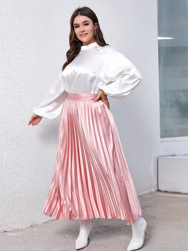 Conjunto Plus Size em duas peças de blusa branca de manga comprida e saia plissada rosa