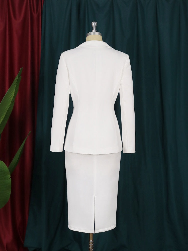 Conjunto plus size em duas peças com blazer branco manga longa e saia cintura alta