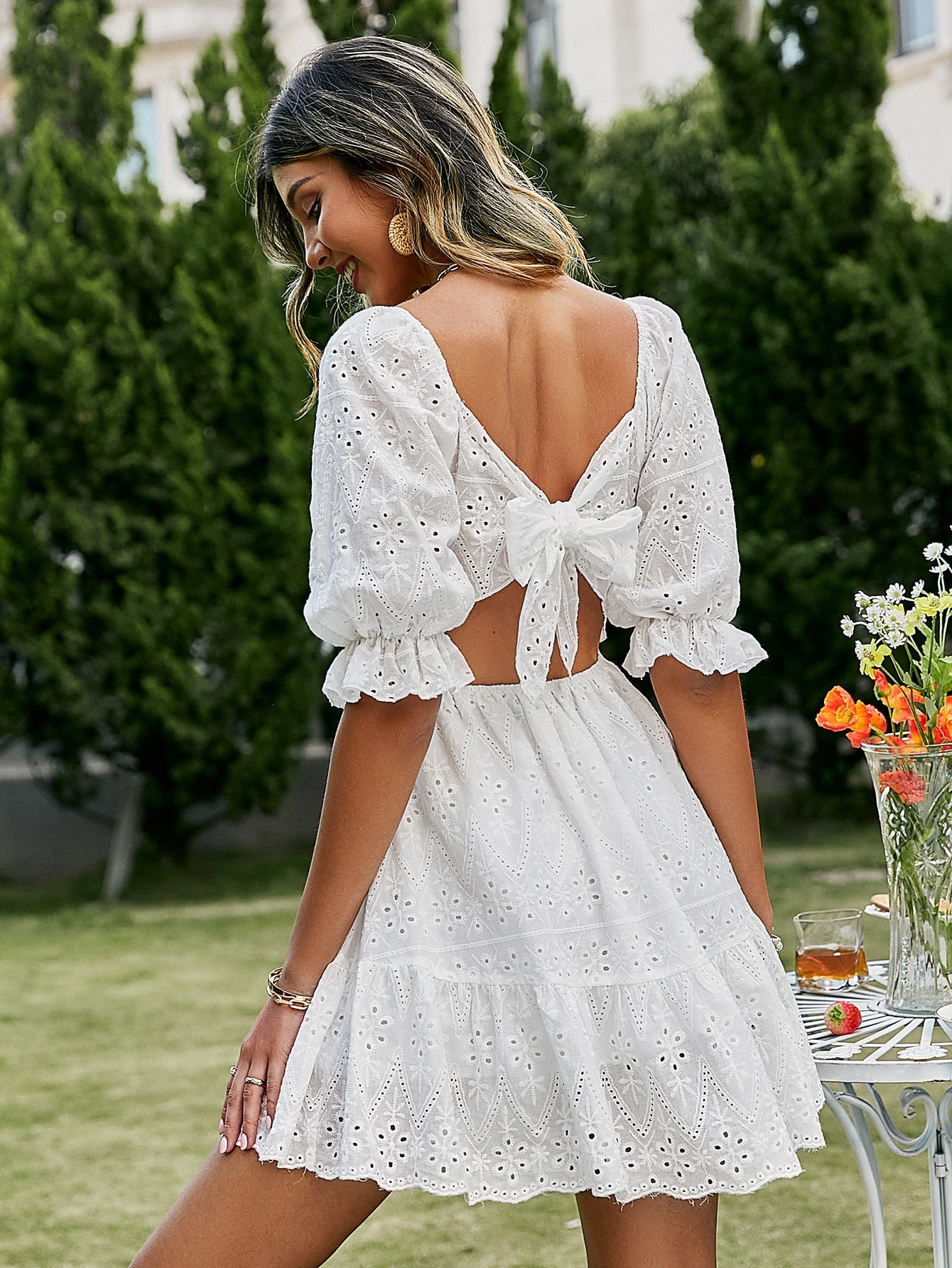 Elegante vestido de renda com babados oco e cintura alta perfeito para o verão