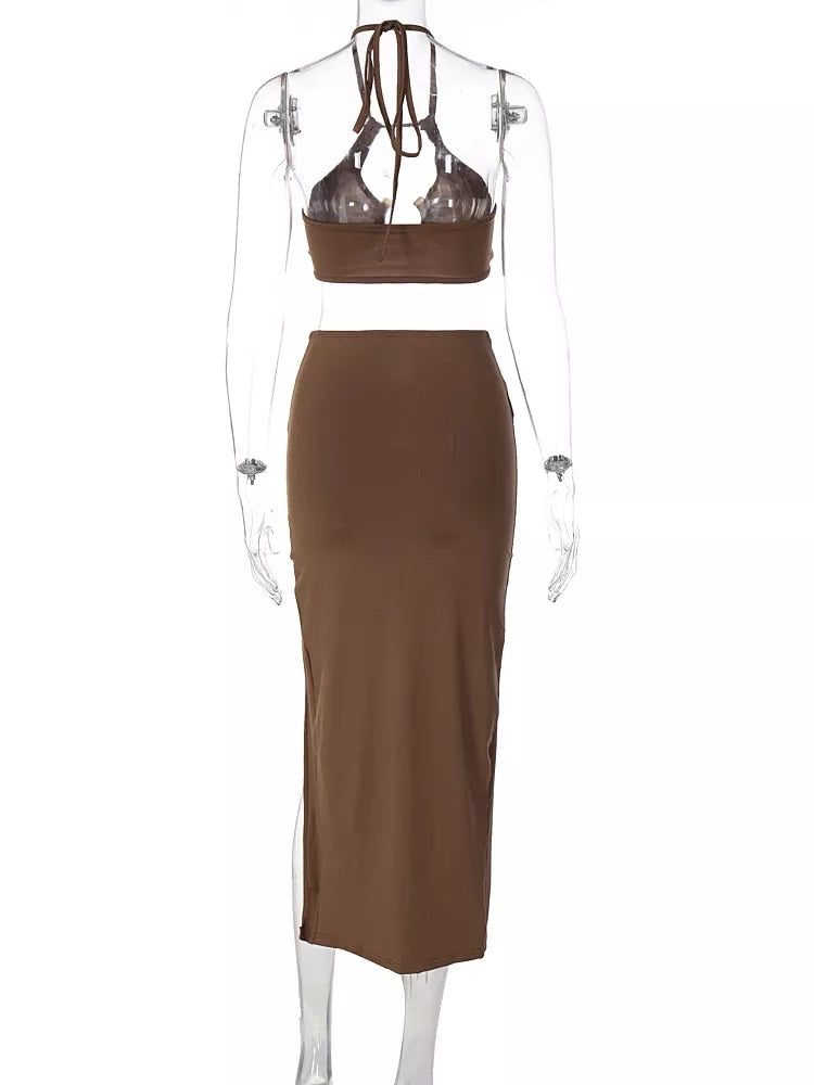 Lindo vestido cropped sem mangas e sem costas com cintura alta e fenda lateral bodycon