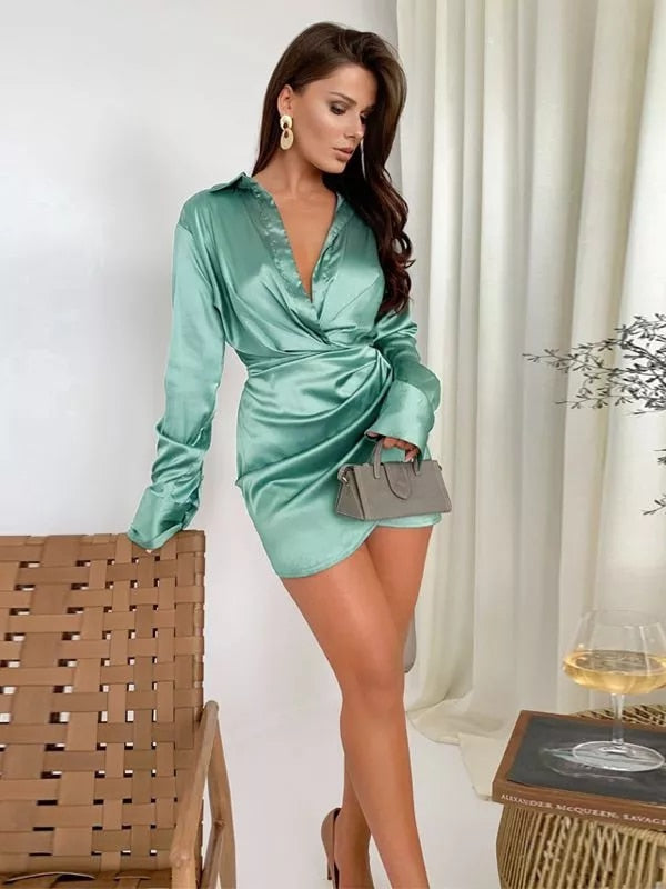 Vestido de cetim sólido com manga longa em v decote ruched wrap bodycon