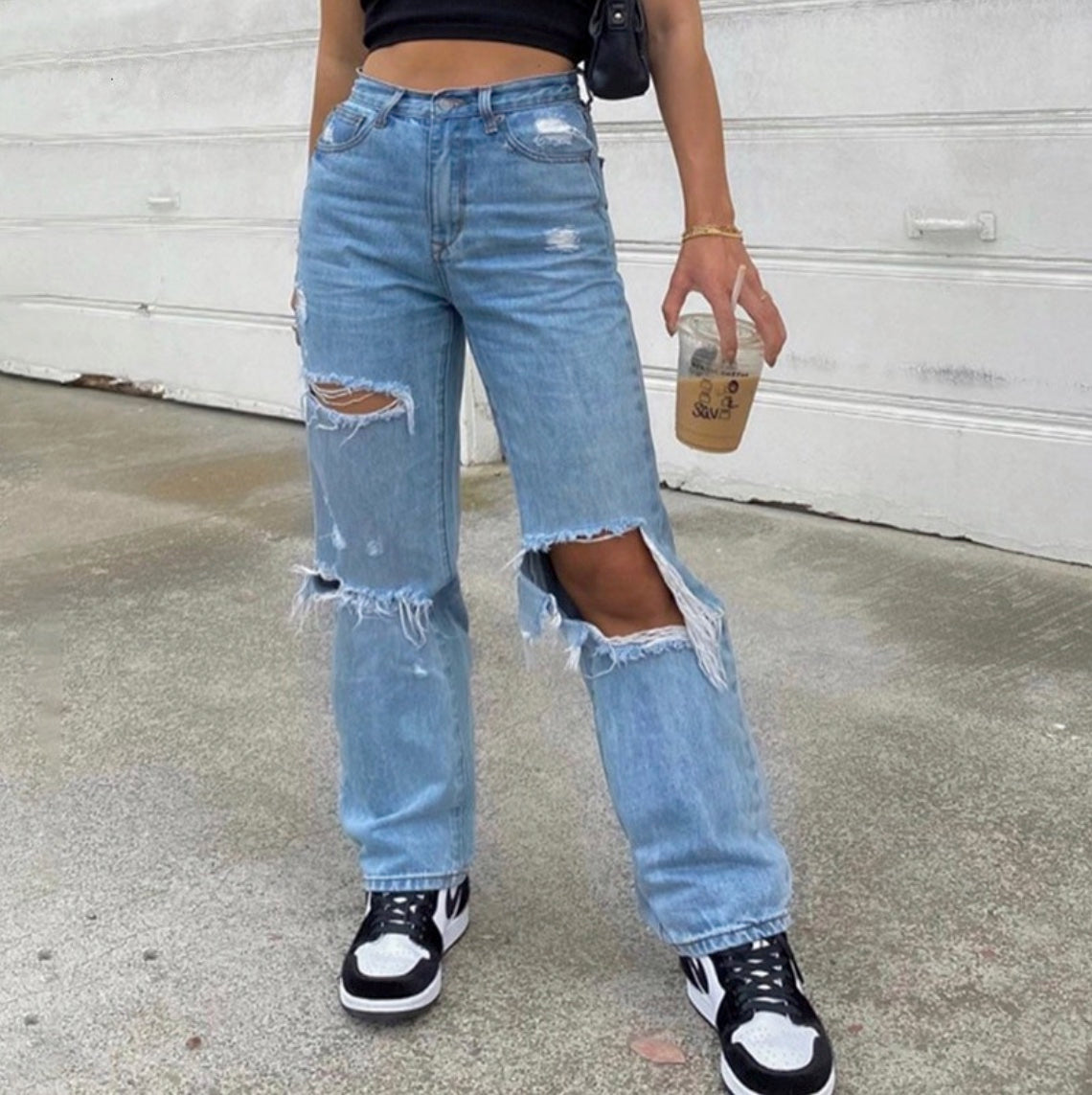 Calça jeans feminina rasgada streetwear com pernas folgadas